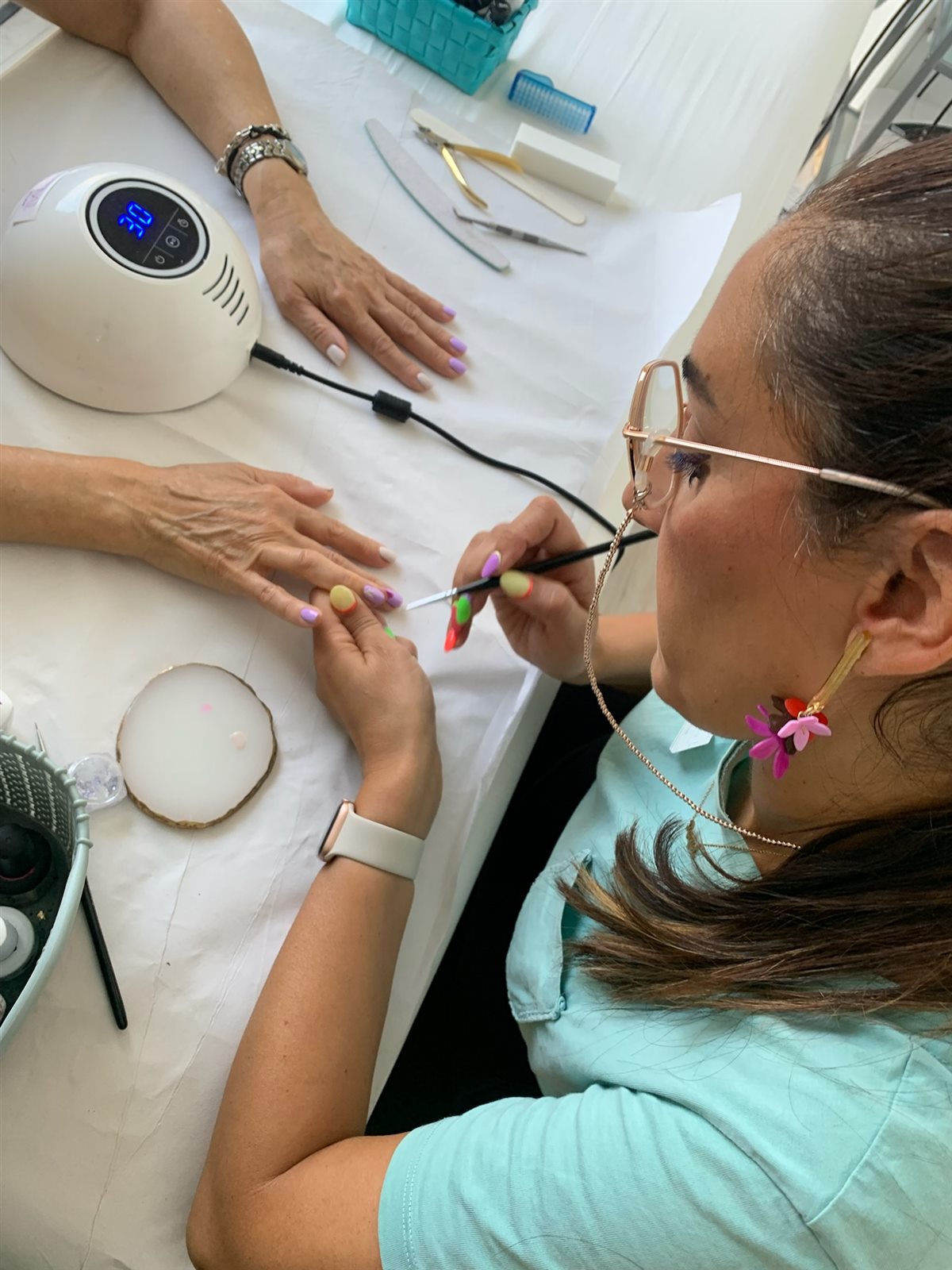 Alumna realizando una manicura profesional durante el curso