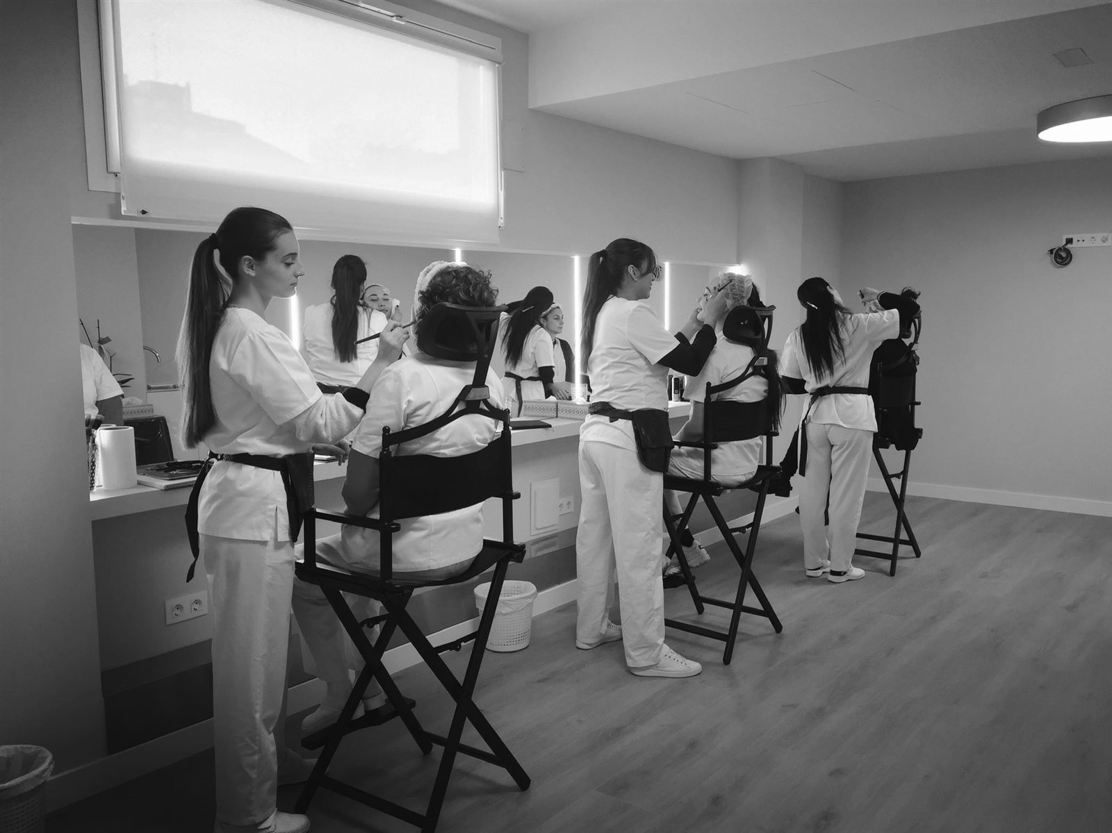 Alumnas durante una clase práctica de maquillaje profesional